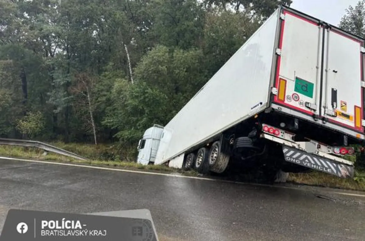 Náraz kamióna na D2: Nehoda bez zranení