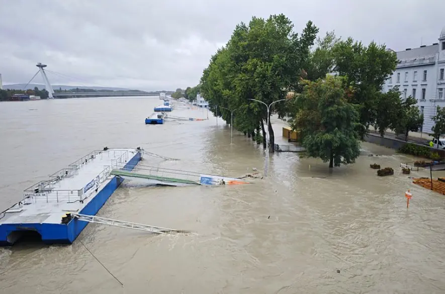 Bratislava: Výška hladiny Dunaja prekročila 9 METROV!