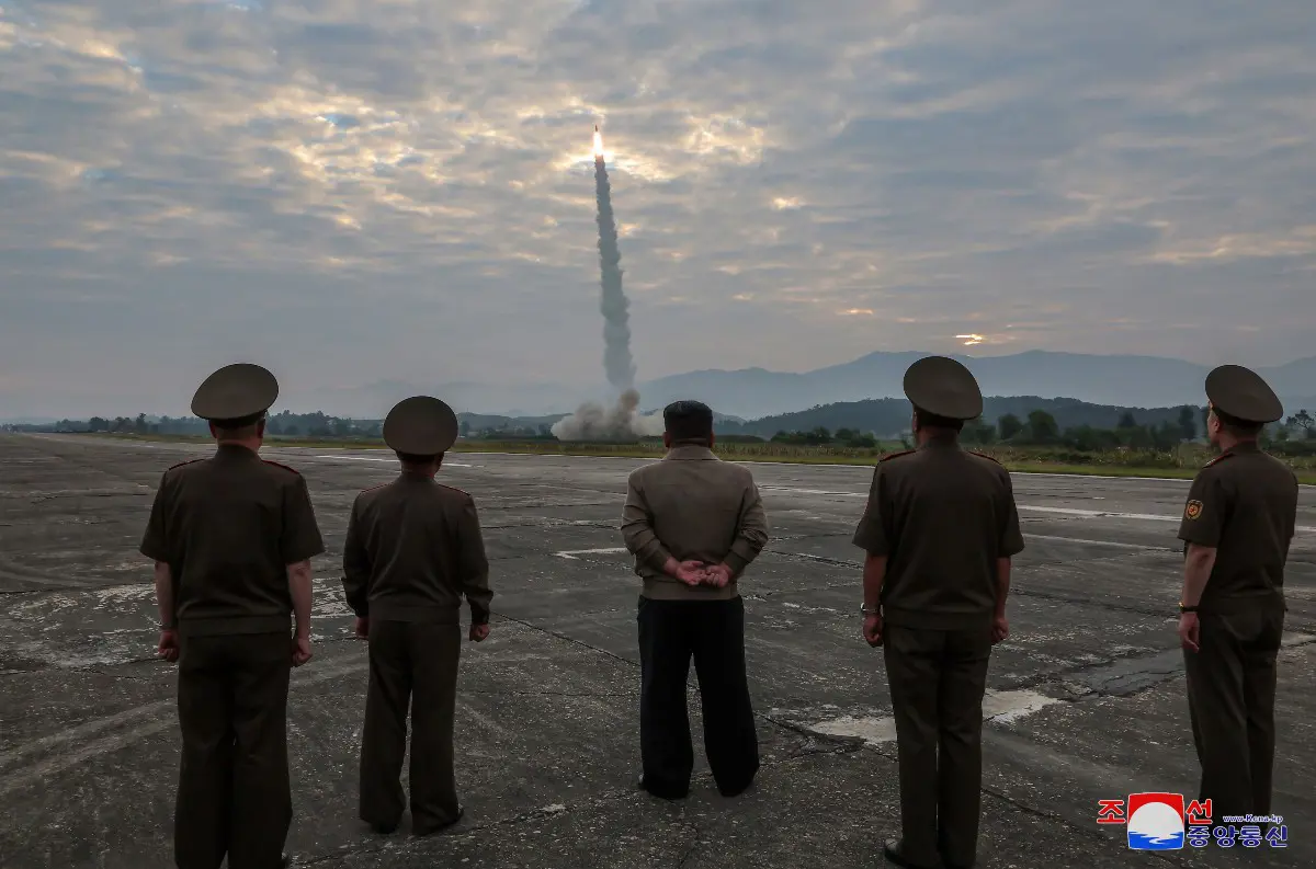 Severná Kórea opäť v akcii: Testovacie balistické rakety, aj so super veľkou hlavicou, odpálené na východné pobrežie!