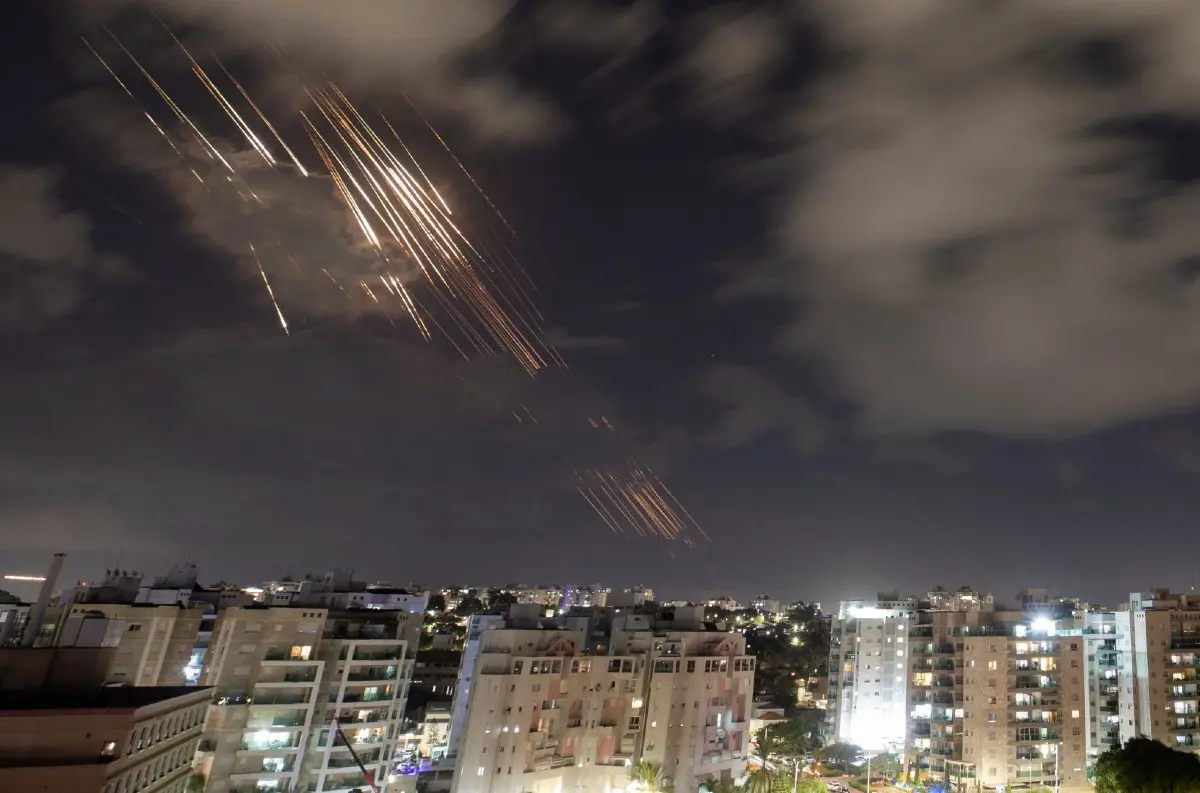 Irán vypálil rakety na Izrael po atentátoch na vysokých lídrov Hizballáhu a Hamasu: Izrael v pohotovosti, región na pokraji vojny + VIDEÁ