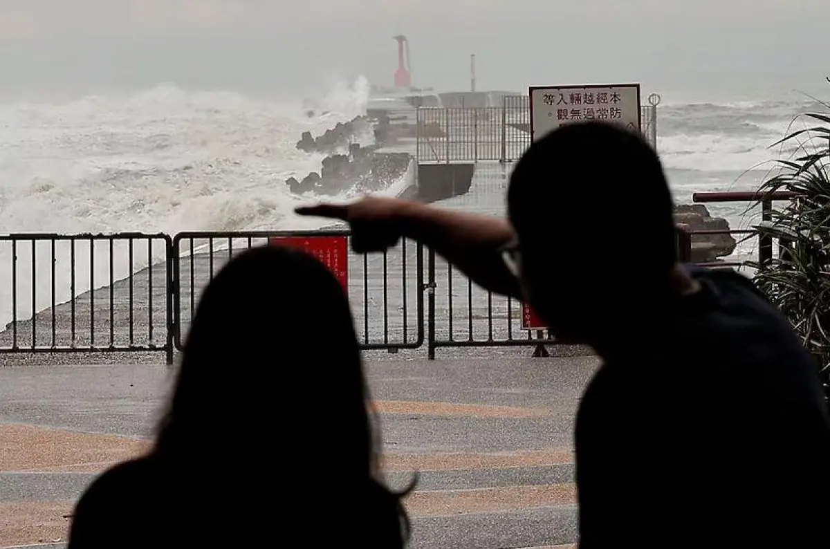 Tajfún Krathon zasiahol Taiwan: Prístavné mesto Kaohsiung sužujú extrémne vetry a prívalové dažde + VIDEO