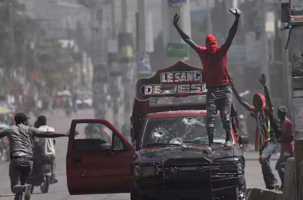 Chaos na Haiti: Nočný útok gangu Gran Grif si vyžiadal 11 obetí, tisíce obyvateľov utekajú pred násilím