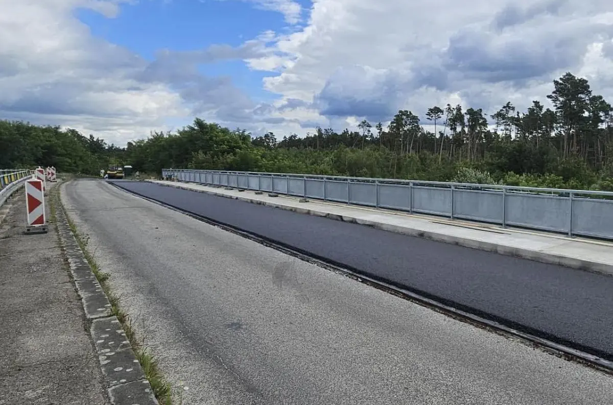 Obmedzenie premávky medzi Veľkými Levármi a Závodom: Začala sa oprava cesty III/1100