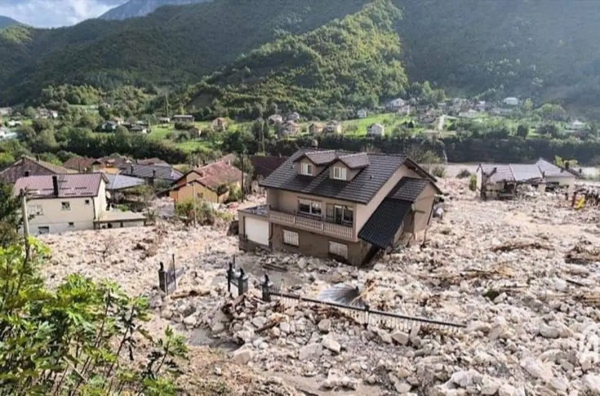 Katastrofálna povodeň v Bosne: 19 obetí a desiatky nezvestných + VIDEÁ