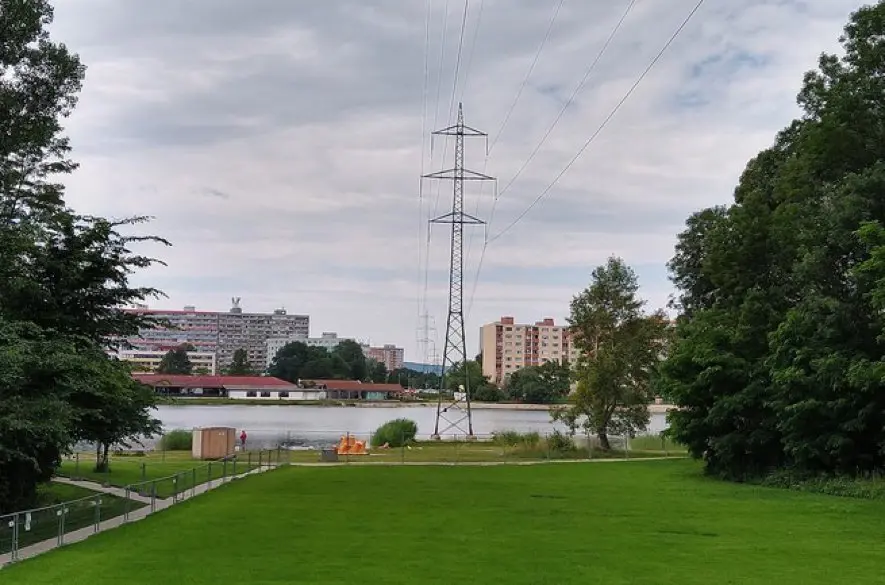 Petržalka plánuje verejné prerokovania o prekládke nadzemného vedenia nad Veľkým Draždiakom