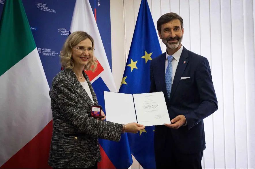 Juraj Blanár ocenil odchádzajúcu veľvyslankyňu Talianska: Zlatá medaila za prínos k slovensko-talianskemu dialógu