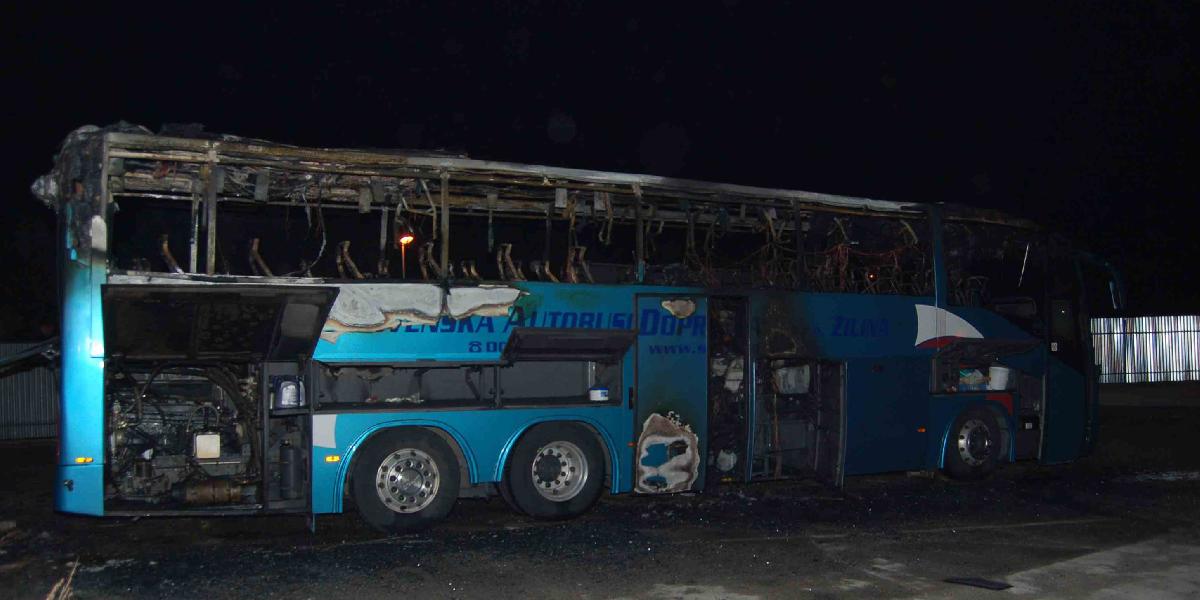 Muž bol asi unudený, zapálil odstavený autobus