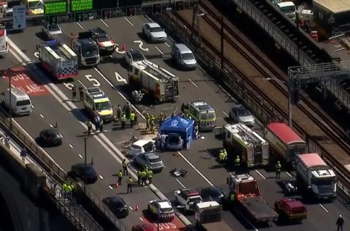 Pri nehode viacerých vozidiel na moste Sydney Harbor Bridge zahynuli dvaja ľudia + VIDEO