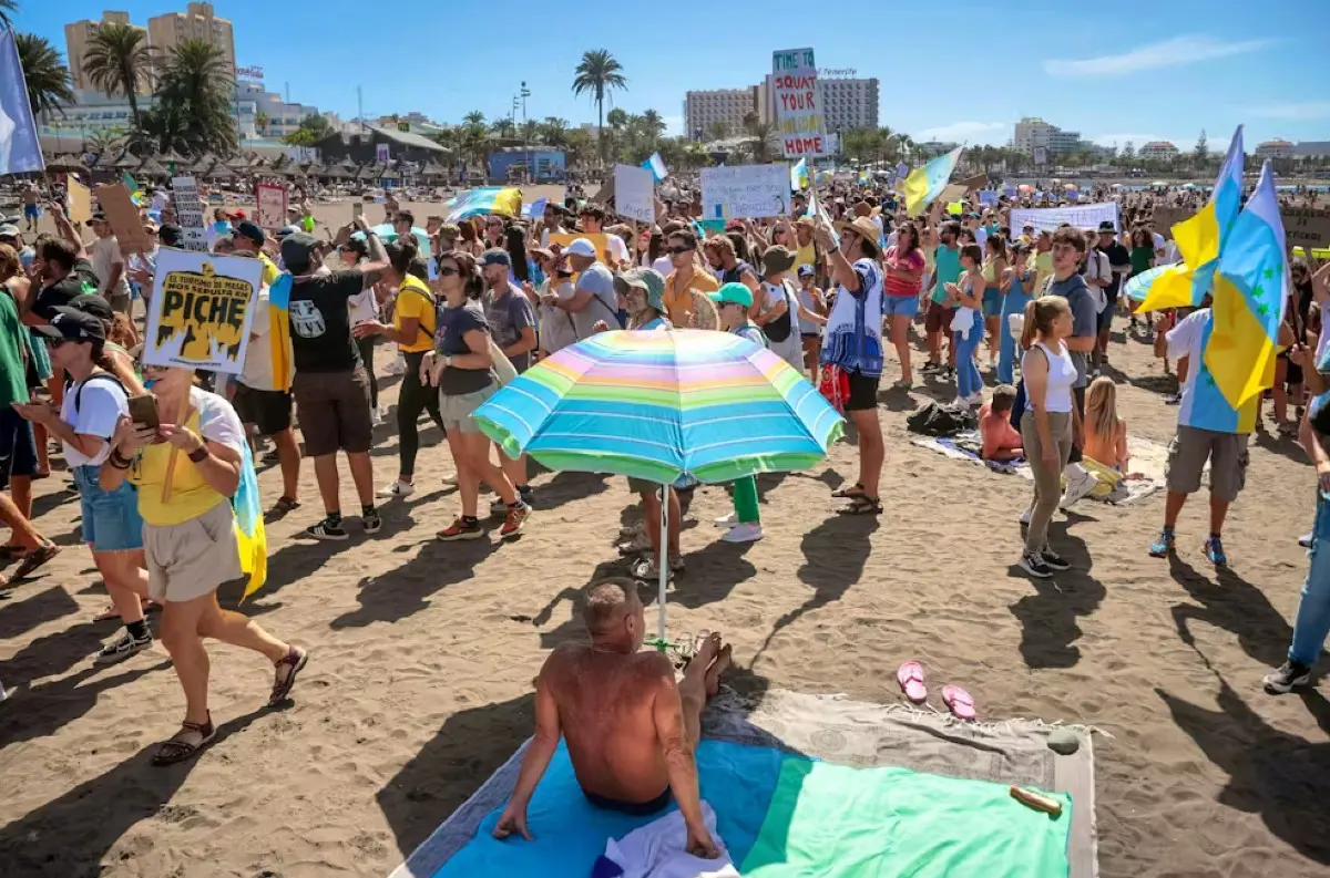 Tisíce ľudí na Kanárskych ostrovoch protestovali proti nadmernému turizmu a nedostupnému bývaniu