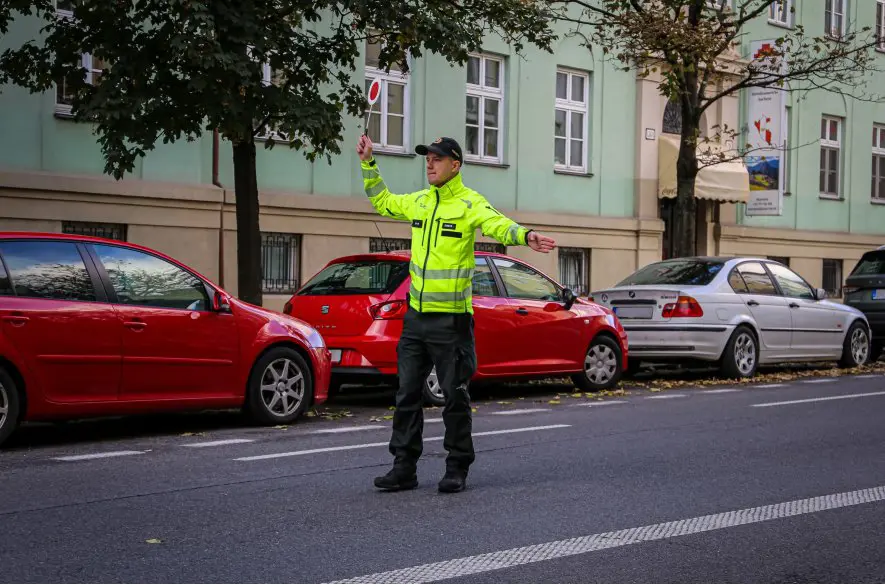 Polícia spúšťa jesennú kampaň na podporu nosenia reflexných prvkov pre chodcov + VIDEO