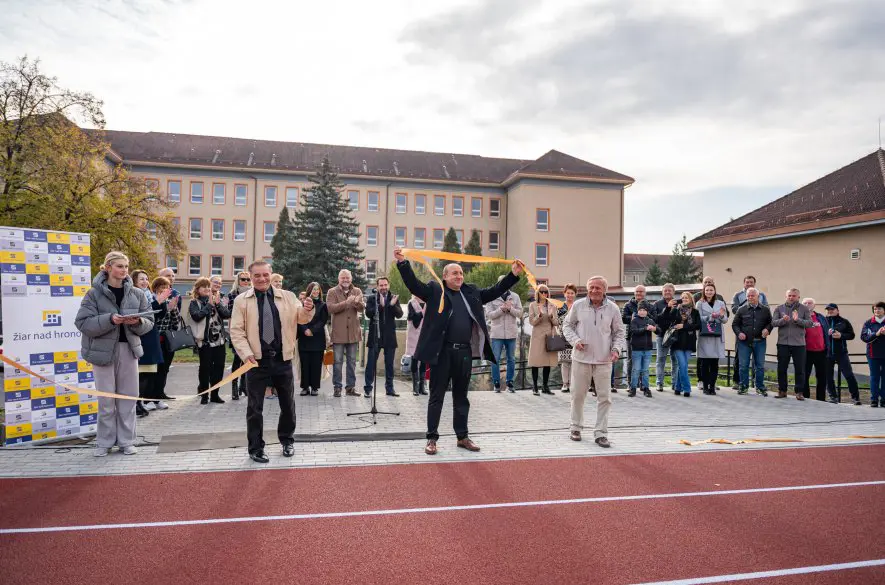 V Žiari nad Hronom otvorili zmodernizovaný športový areál pre žiakov a verejnosť