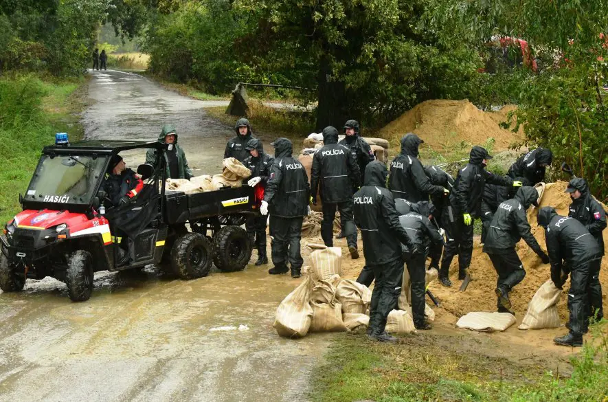 Štát odmení hrdinov povodní: Policajti, hasiči a dobrovoľníci dostanú vyše 2,2 milióna eur