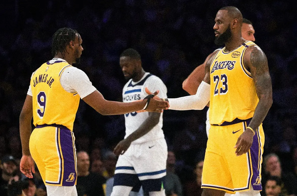 História prepísaná: LeBron a Bronny James nastúpili ako prvý otec a syn za Lakers proti Timberwolves +VIDEO