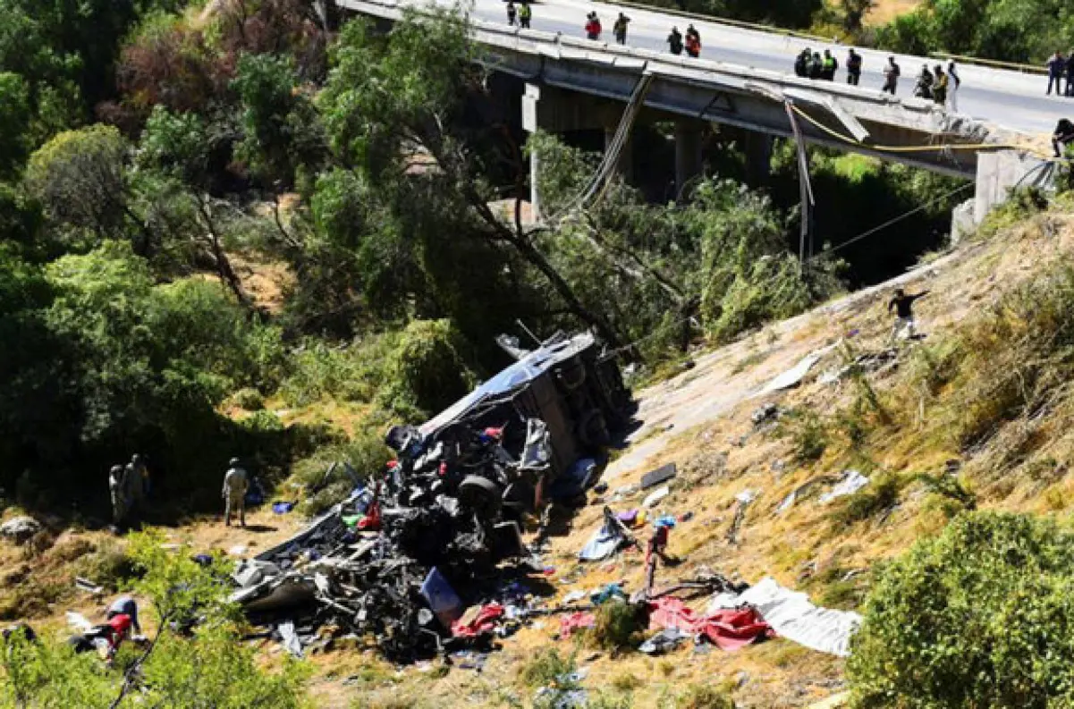 Tragická nehoda autobusu s nákladným vozidlom v Mexiku: 19 obetí a šesť zranených