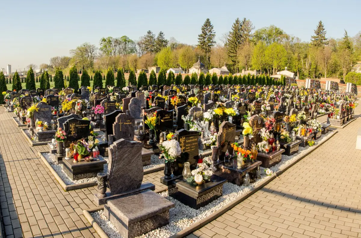 Košice predĺžia otváracie hodiny cintorínov a krematória na sviatky