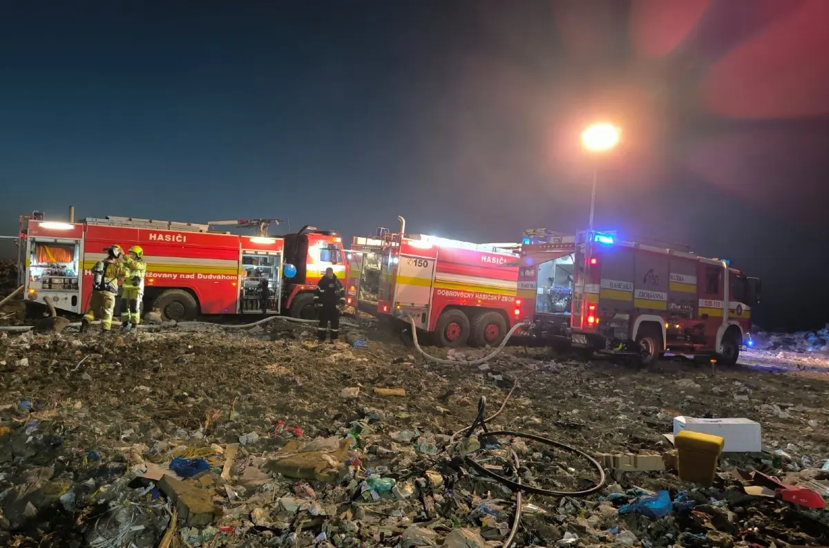 V Trnave horela skládka odpadu: Hasiči bojovali s plameňmi na ploche 1000 m²