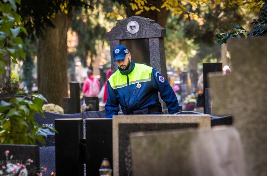 Bratislavská polícia varuje: Počas dušičiek stúpa riziko krádeží a požiarov na cintorínoch