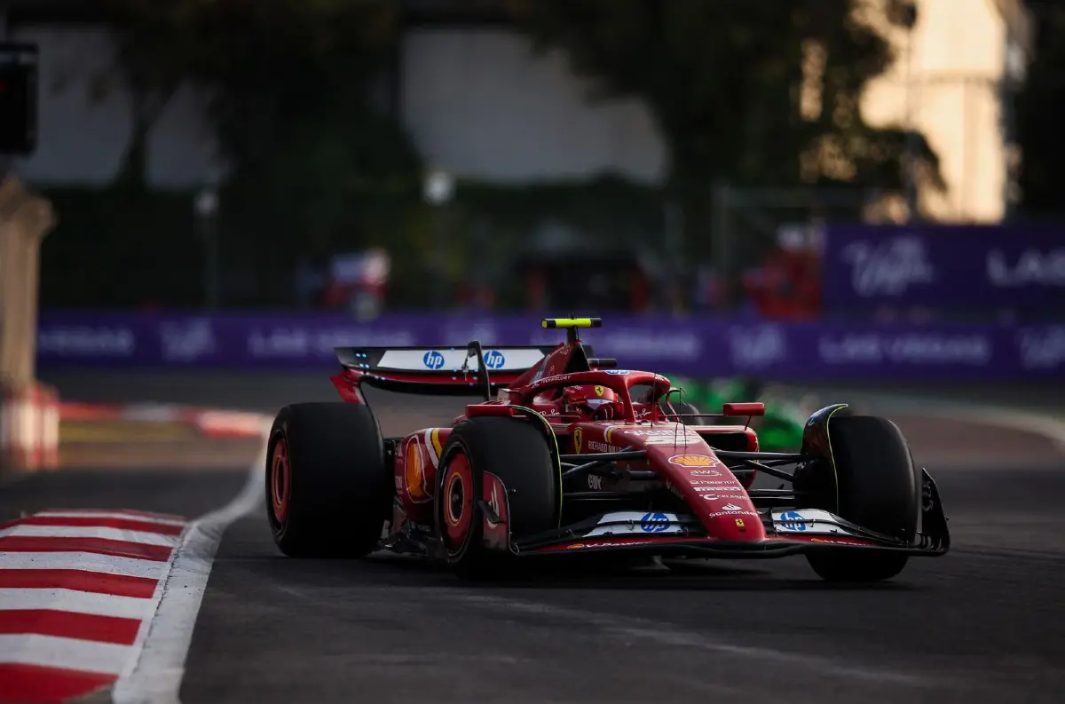 Formula 1: Strhujúce víťazstvo Carlosa Sainza na Veľkej cene Mexika! Škaredá nehoda a dvojité pódium pre Ferrari + VIDEO