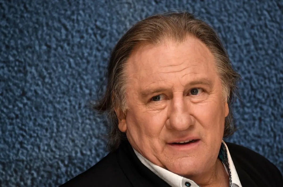 Gérard Depardieu sa nedostavil na súd kvôli obvineniam zo sexuálneho útoku, zdravotné dôvody ho držia v ústraní + VIDEO