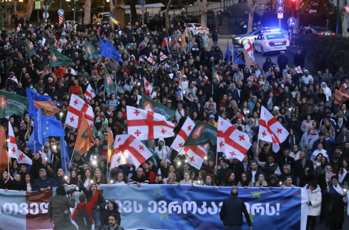 Desaťtisíce Gruzíncov pred parlamentom: Protestujú proti údajne zmanipulovaným voľbám a ruskému vplyvu + VIDEO