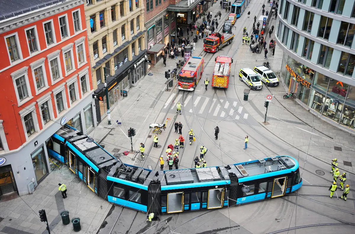 Tragédia v Osle: Vykoľajená električka narazila do obchodu, hlásia zranených +VIDEO