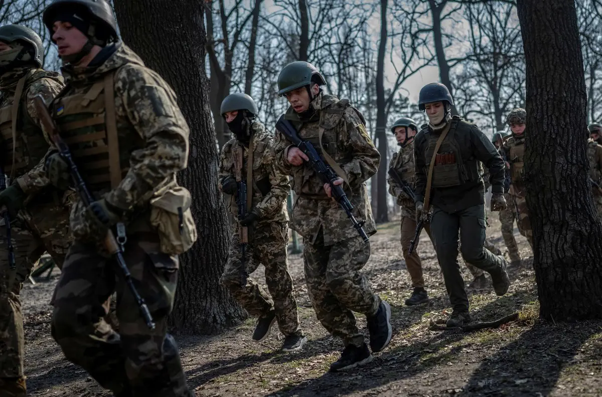 Ukrajina plánuje posilniť armádu – mobilizuje 160 000 vojakov na obranu proti ruskému tlaku + VIDEO