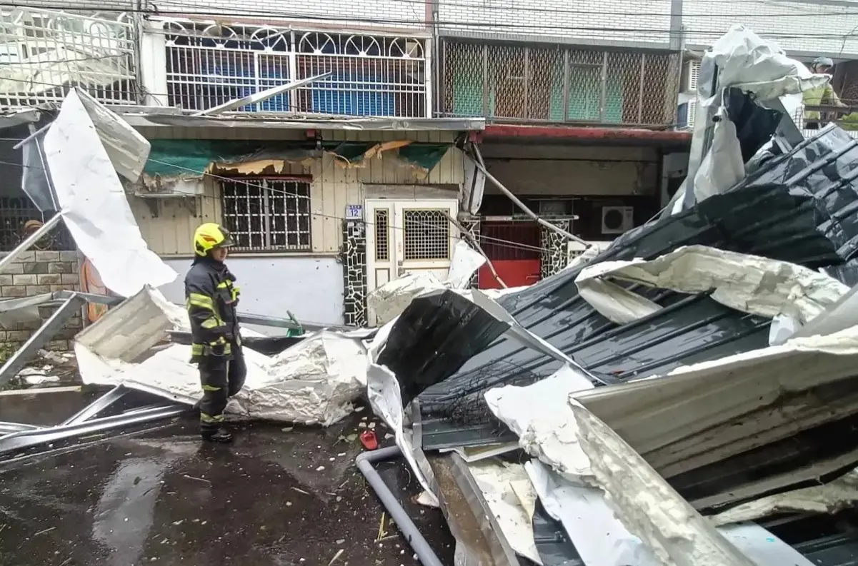 Taiwan: SUPERTAJFÚN Kong-rey - najväčší za posledné desaťročia spôsobuje CHAOS a SMRŤ! + VIDEO