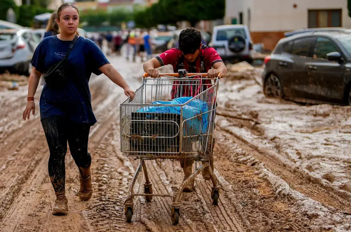 Katastrofálne záplavy vo Valencii: Vyše 150 obetí, kritika za neskoré varovania a tisíce ľudí bez vody a elektriny! +VIDEO