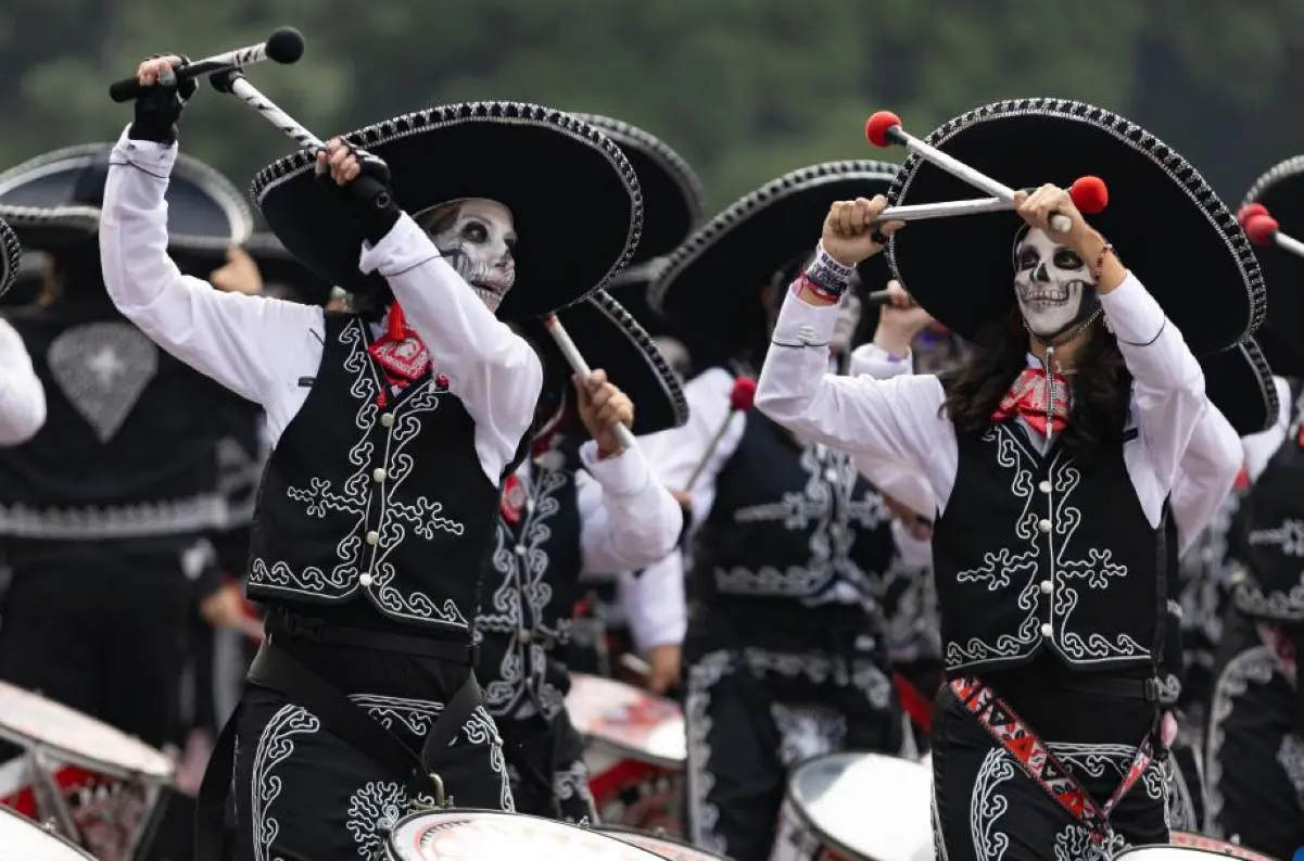 Mexiko oslavuje Día de los Muertos: Tisícky ľudí uctievajú pamiatku zosnulých farebným sprievodom a tradičnými obetami