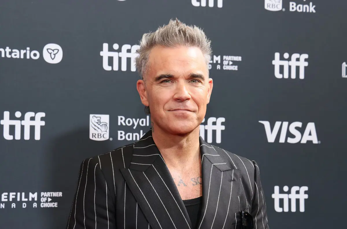 Robbie Williams ako opica! Plagát k životopisnému filmu BETTER MAN je poctou ikonickému albumu Robbieho Williamsa Life Thru a Lens!