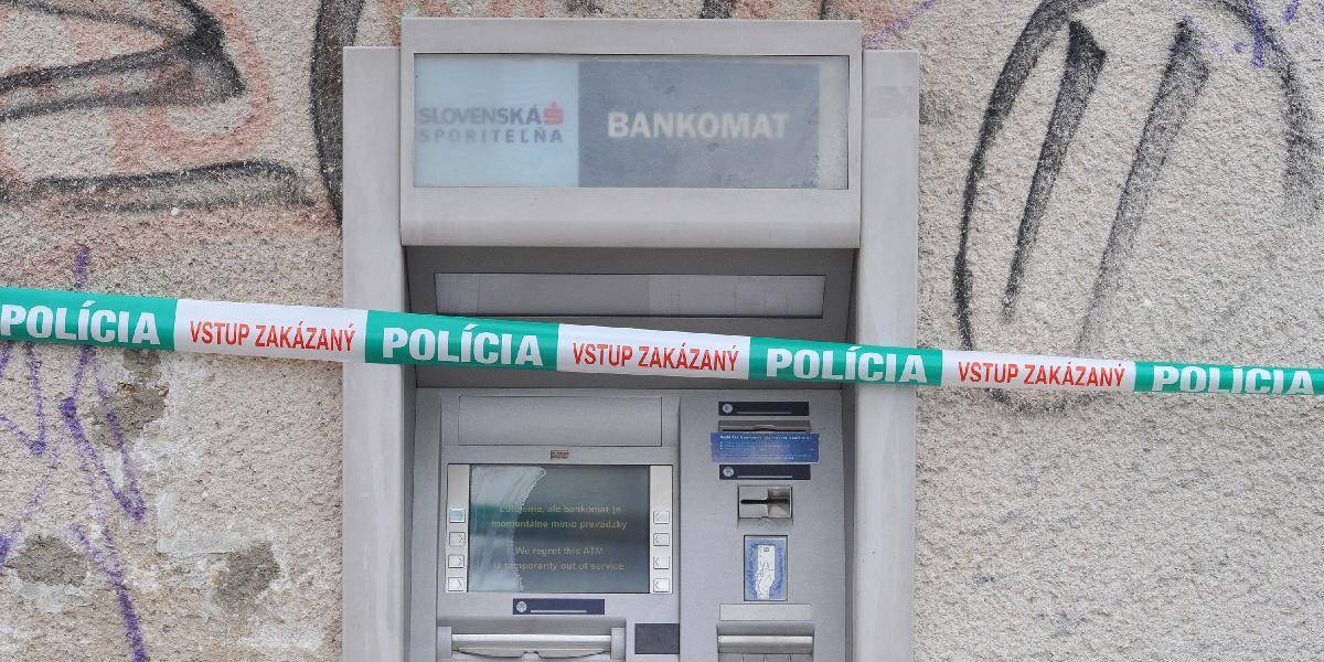 Matka obvineného z krádeží bankomatov hovorila o skrýši so 150-tisícami