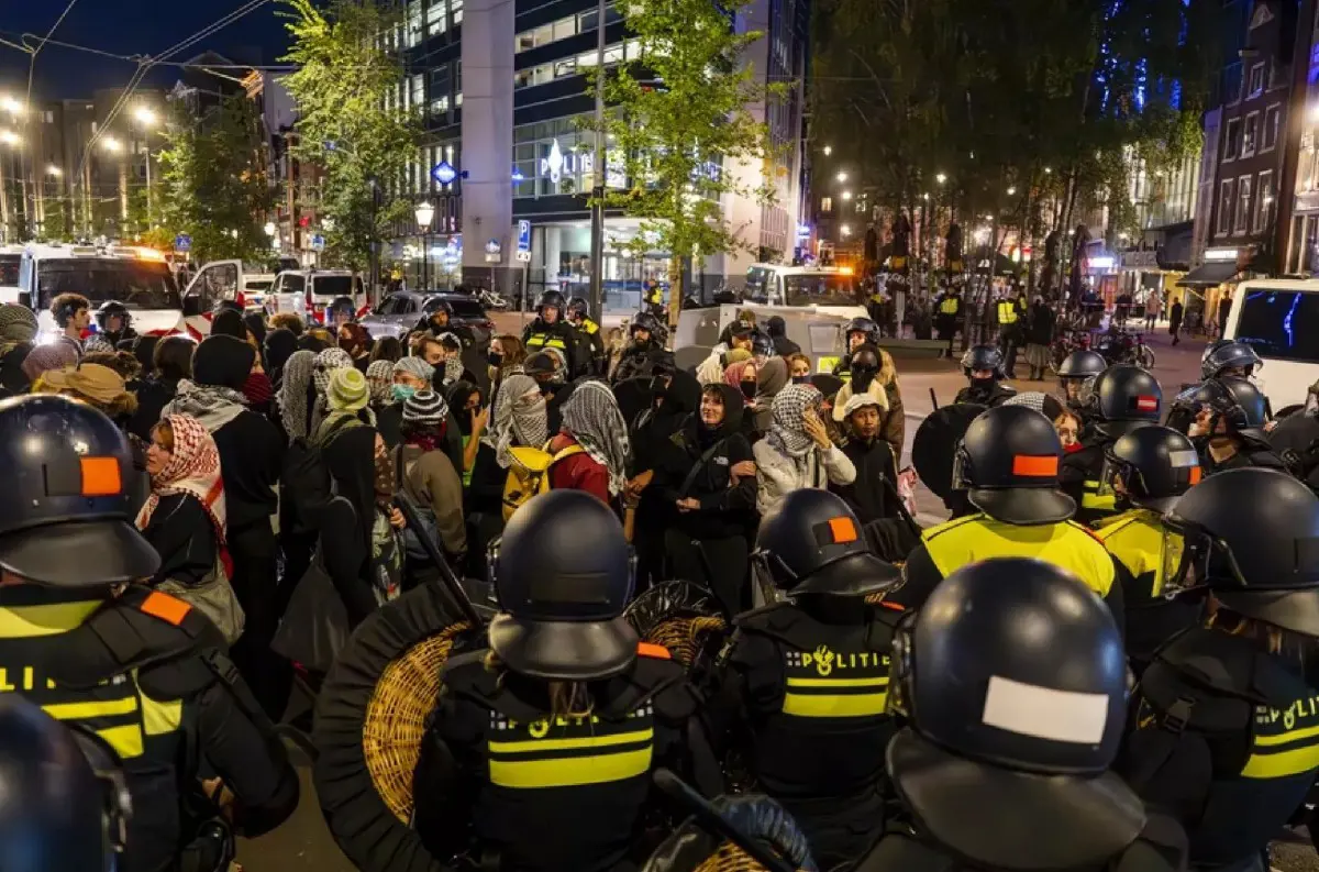 CHAOS v Amsterdame: IZRAEL vyslal ZÁCHRANNÉ lietadlá po násilných antisemitských útokoch na futbalových fanúšikov! +VIDEO