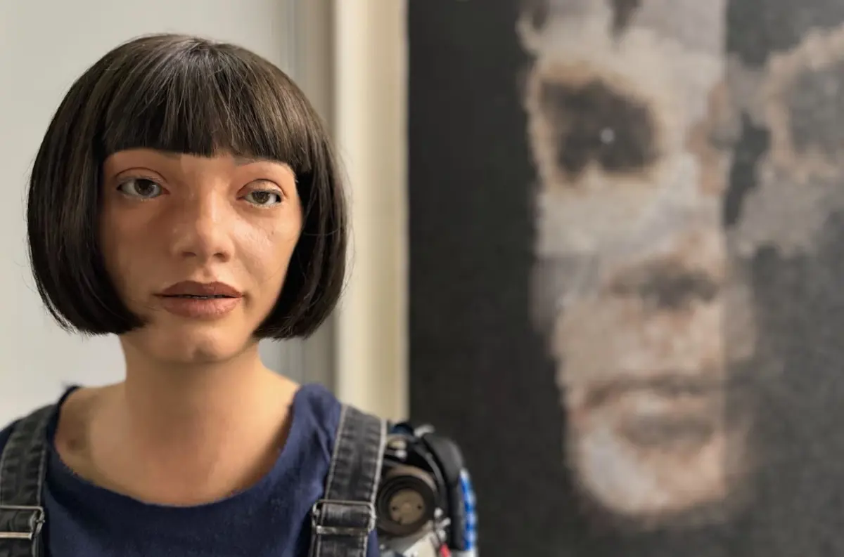 Portrét Alana Turinga vytvorený robotom Ai-Da sa vydražil za viac než milión dolárov. Stal sa tak prvým umeleckým dielom humanoidného robota predaným na aukcii + VIDEO