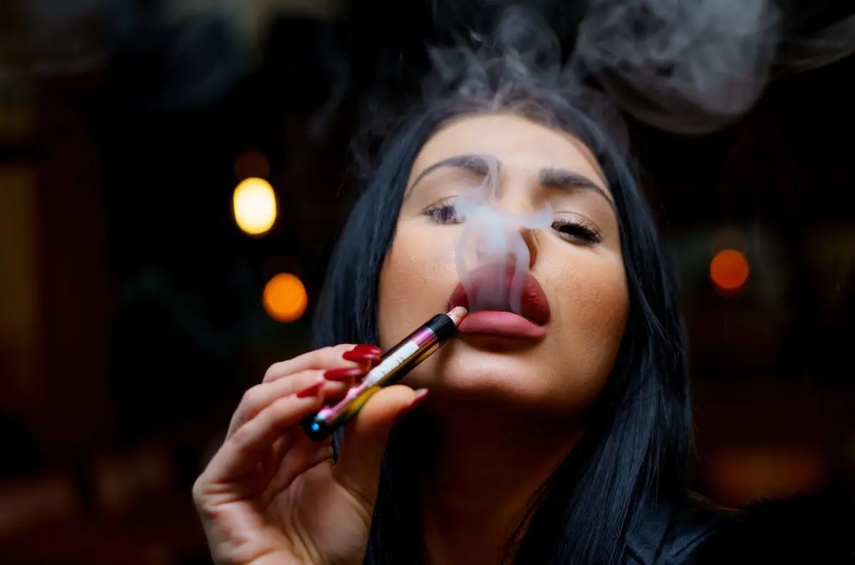 E-CIGARETY s príchuťami lákajúcimi neplnoletých zmiznú z pultov! Úplný ZÁKAZ predaja jednorazových e-cigariet