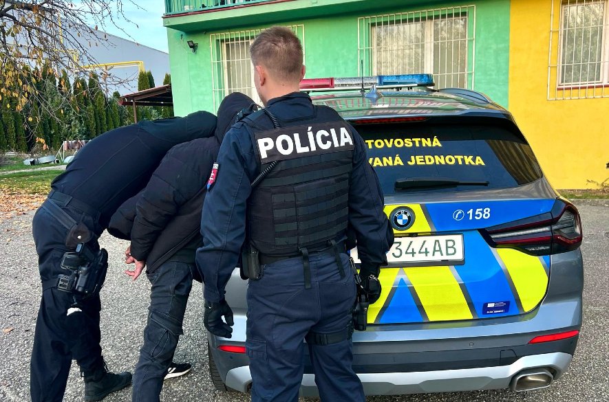 Muž v Nitre bodol suseda nožom, polícia ho zadržala po úteku