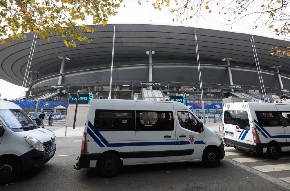 Paríž pod prísnym dohľadom: Tisíce policajtov nasadených na futbalový zápas po násilnostiach v Amsterdame