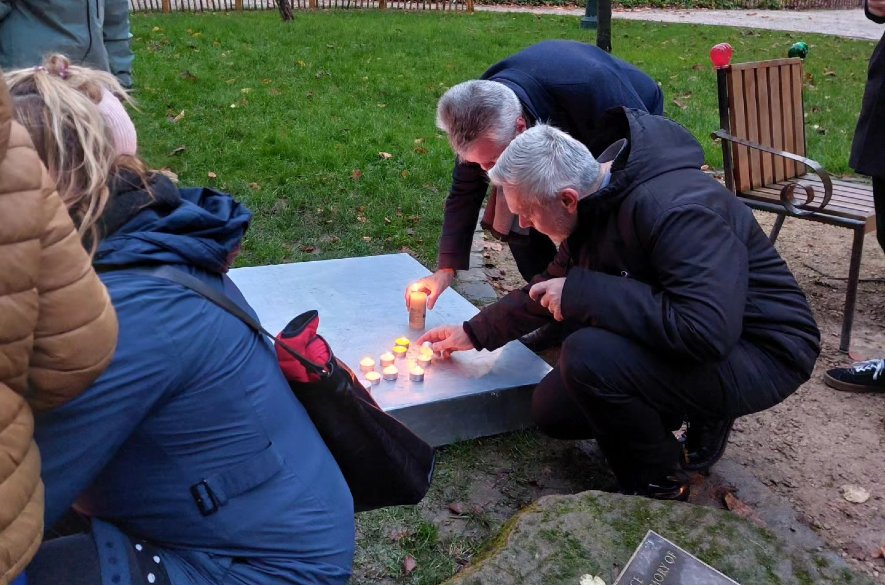 Slováci a Česi v Bruseli oslávili 35. výročie Nežnej revolúcie pri Lavičke Václava Havla