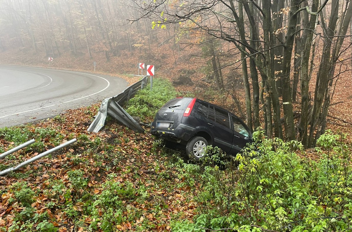 Nehoda na Pezinskej Babe: Auto prerazilo zvodidlá a narazilo do stromu