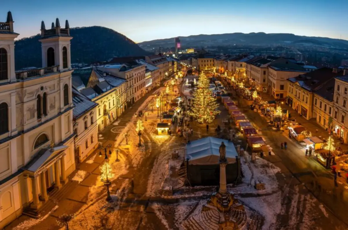 17-metrový vianočný stromček zdobí námestie v Banskej Bystrici: Adventné trhy prinesú bohatý program +VIDEO