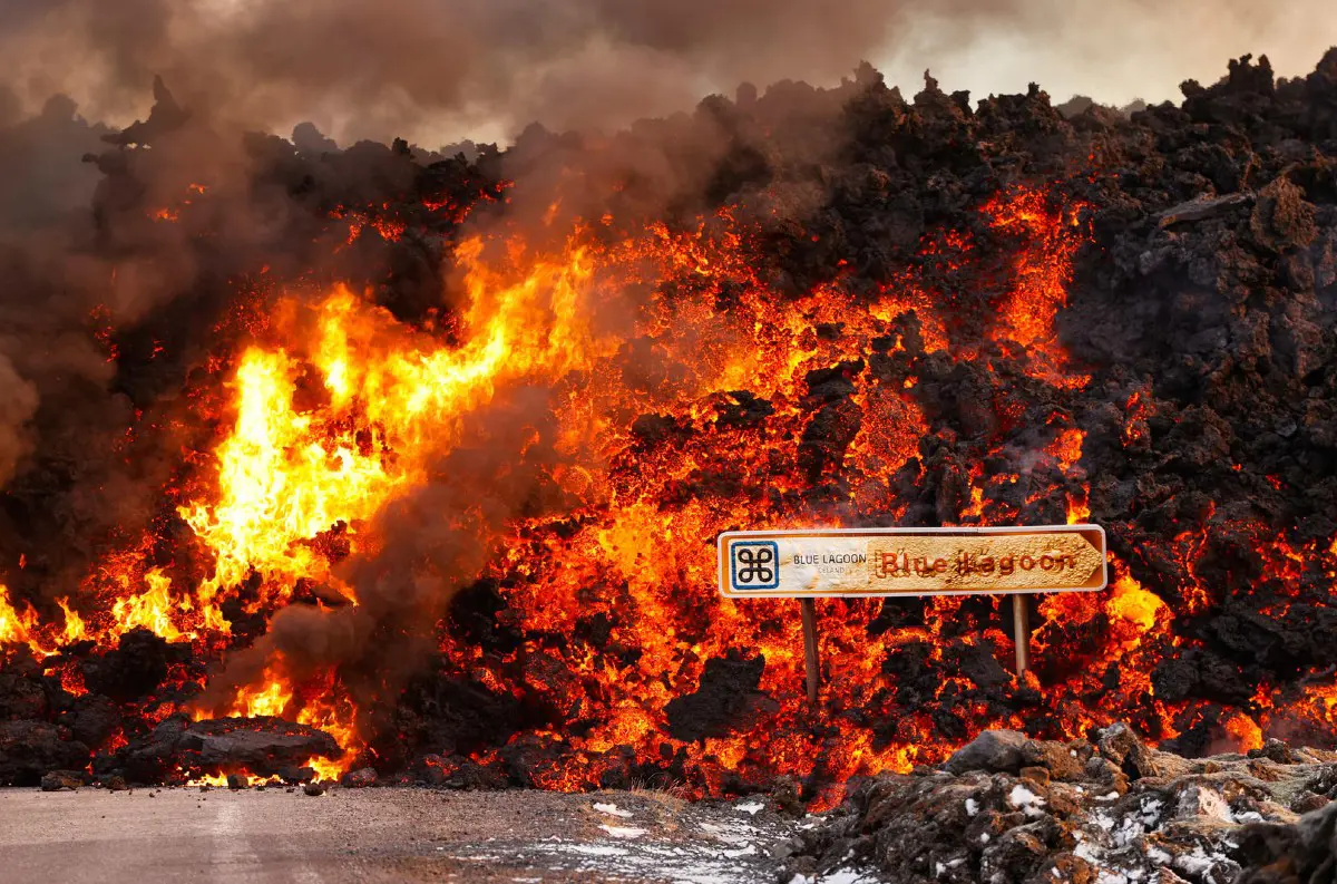 Sopečné erupcie na Islande neprestávajú: Láva pohltila celé parkovisko pri Modrej lagúne +VIDEO