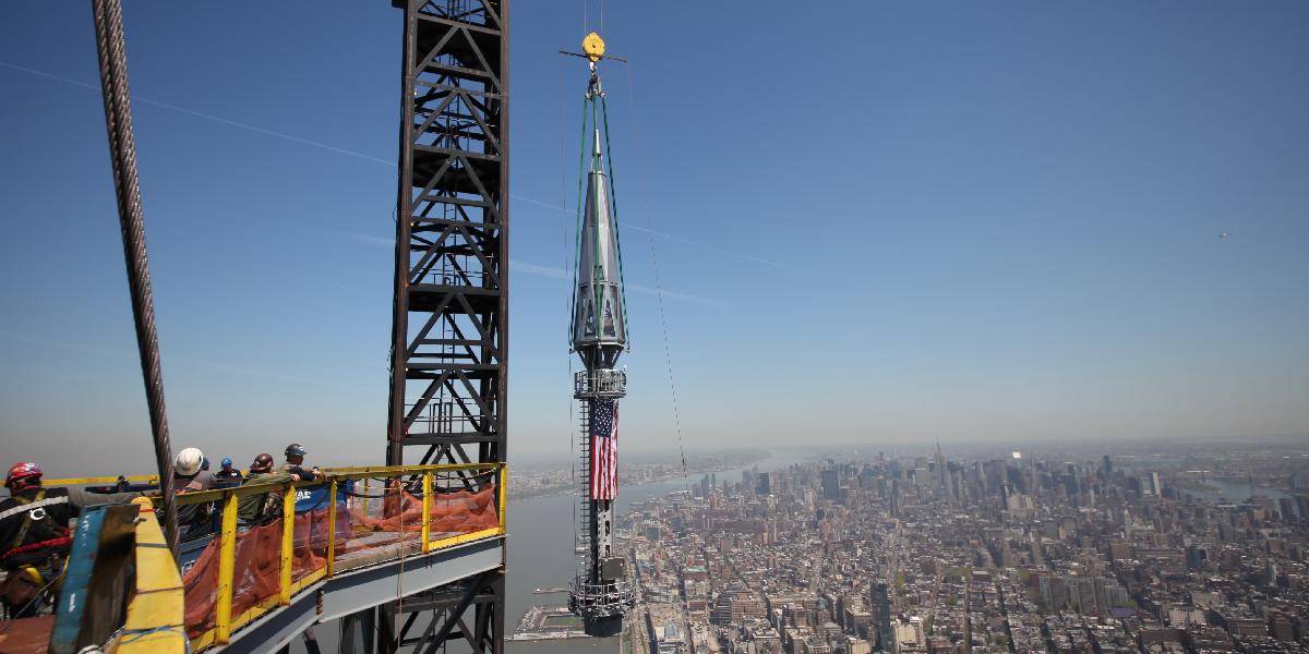 Na strechu nového mrakodrapu WTC umiestnili stometrovú striebornú vežu