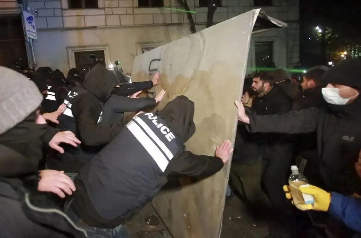 Tbilisi: Masívne PROTESTY Gruzíncov proti pozastaveniu kandidatúry na členstvo v EÚ. KRVAVÉ zrážky s políciou +VIDEO