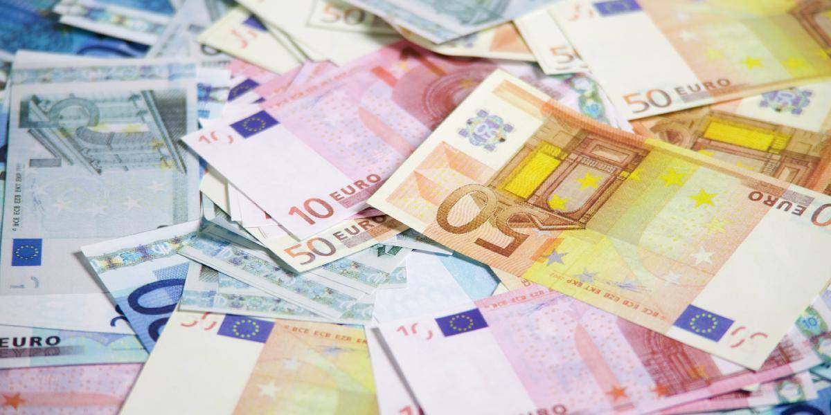 Banky zo strednej a východnej Európy sťahujú menej peňazí
