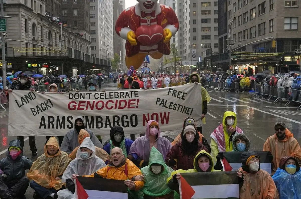 Prudký dážď a protesty spomalili tradičný Macy's sprievod na Deň vďakyvzdania v New Yorku +VIDEO