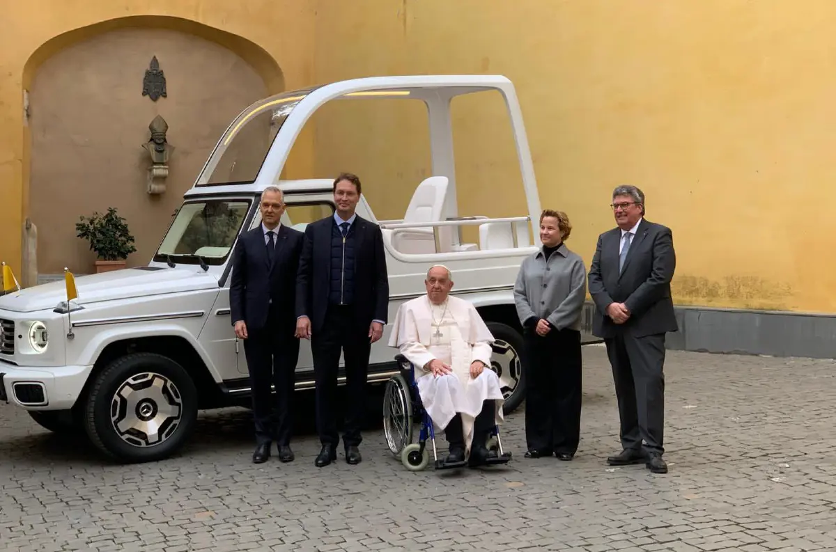 Pápež František má nového tátoša: Pozrite si prvý plne elektrický Papamobil Mercedes G +VIDEO