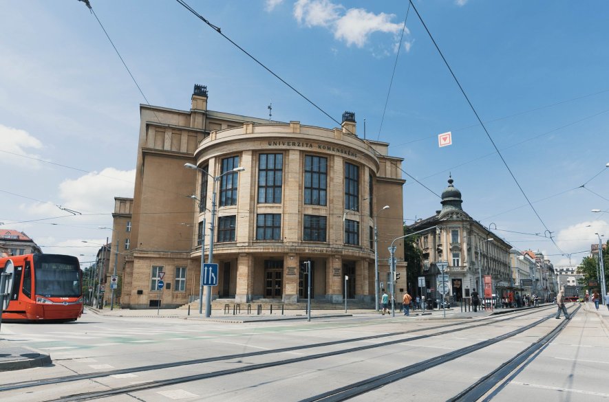 Univerzita Komenského v Bratislave zrušila prezenčnú výučbu pre nahlásenú hrozbu