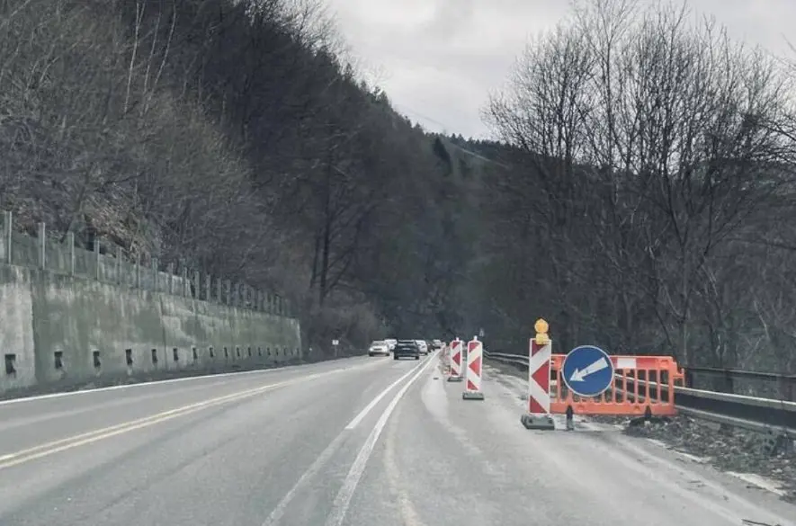 Strečno: Práce na skalnom brale nad cestou I/18 ukončené, mimoriadna situácia potrvá do jari