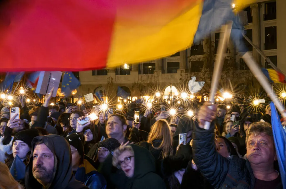 Tisíce Rumunov na proeurópskom proteste len pár dní pred prezidentskými voľbami +VIDEO