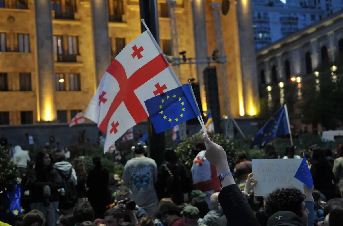 PROTESTY desaťtisícov Gruzíncov: BRUTÁLNY zásah polície – vodné delá slzotvorný plyn a obušky! +VIDEO