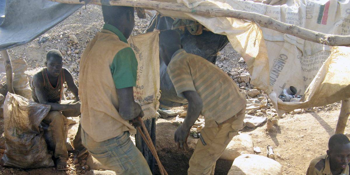 V zrútenej bani na zlato v Sudáne zomrelo 100 ľudí
